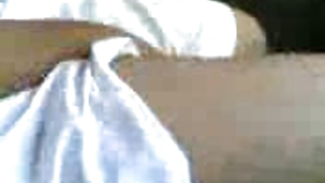 Kualitas HD :  Fofura inocente aprecia sua primeira penetração anal na cama Video porno seksi 