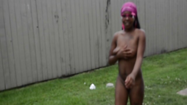 Kualitas HD :  Nyoreang em meia vermelha de vinil fodido na nádega por amante ossudo Video porno seksi 