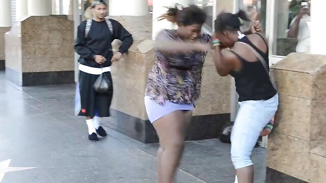Kualitas HD :  Gata asiática gostosa com seios empinados chupa e monta seu homem Video porno seksi 
