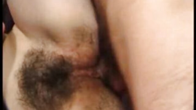 Kualitas HD :  A ruiva bonita compartilha o pandanarum ulah BF com a madrasta estrita no escritório Video porno seksi 