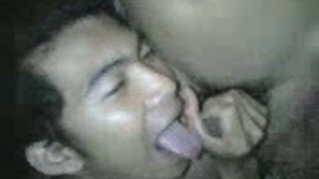 Kualitas HD :  Adolescente consegue convencer a madrasta de seios grandes a usar cunilíngua Video porno seksi 