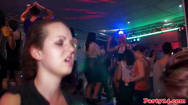 Kualitas HD :  Capri Cavanni e Karlie Montana tendo uma sessão lésbica quente Video porno seksi 
