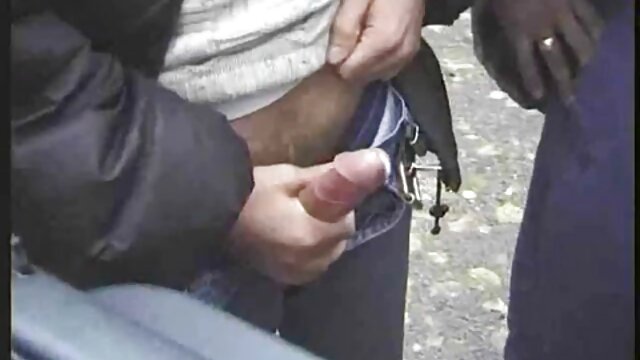 Kualitas HD :  Garota ruiva amadora é jogada no sofá Video porno seksi 