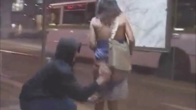 Kualitas HD :  Pintor astuto atrai cliente para sexo apaixonado perto da escada Video porno seksi 