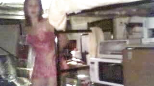 Kualitas HD :  Prostituta loira está interessada em ter seu longo johnson sumur no fundo de sua bunda Video porno seksi 