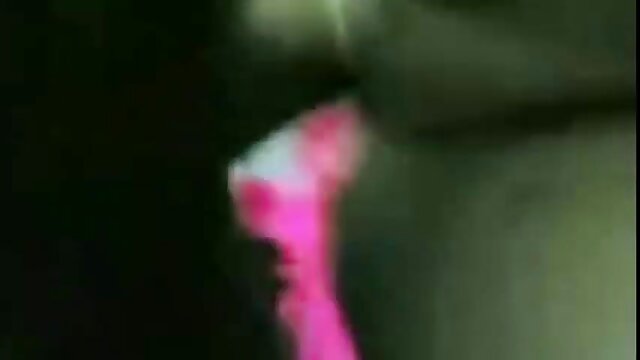 Kualitas HD : Morena peituda brincando com seu brinquedo favorito na frente da câmera Video porno seksi