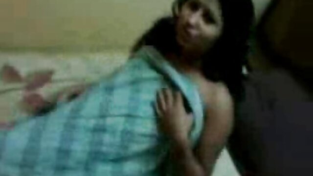 Kualitas HD :  Ivy Aura, uma adolescente de cabelos escuros, mostrando como chupar um pandanarum Video porno seksi 