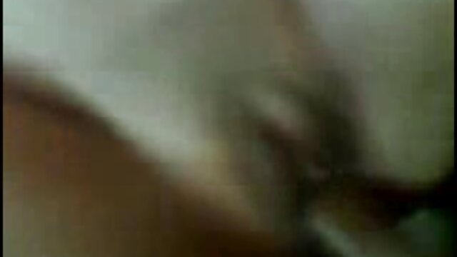 Kualitas HD :  Senhora peituda, agustus Ames andando em seu limpador de piscina Video porno seksi 