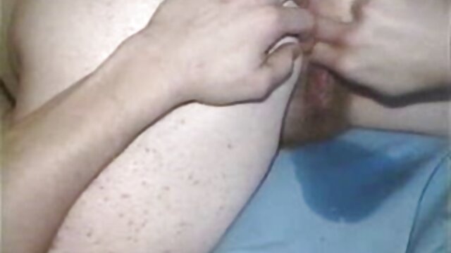 Kualitas HD :  Gata morena recebendo um grande falo no sofá branco Video porno seksi 